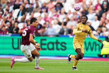 Crystal Palace 'dan Eddie Nketiah Premier League maçı sırasında topu seyrediyor West Ham United, Londra Stadyumu' nda Crystal Palace 'a karşı, 20 Eylül 2025 