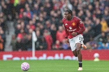 Manchester United takımından Patrick Dorgu, Manchester United ile Chelsea maçında 20 Eylül 2025 'te Old Trafford, Manchester, İngiltere' de oynanan karşılaşmada topa vuruyor. 