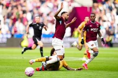 Crystal Palace 'dan Chris Richards, 20 Eylül 2025' te Londra 'daki Londra Stadyumu' nda oynanan Premier League maçında West Ham United ve Crystal Palace maçında Callum Wilson 'a slaytla meydan okudu. 