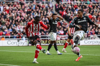 Sunderland 'dan Nordi Mukiele, Premier League maçında topu temizliyor. Sunderland, Aston Villa' ya karşı Stadyum Of Light, Sunderland, İngiltere, 20 Eylül 2025 