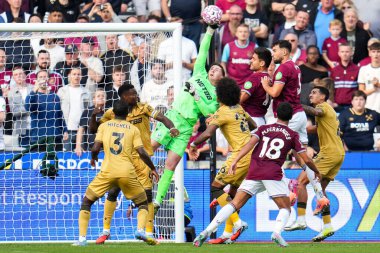 Crystal Palace 'dan Dean Henderson, Premier Lig maçı sırasında Londra Stadyumu' nda West Ham United 'a karşı Crystal Palace maçında, 20 Eylül 2025' te yumruk attı. 