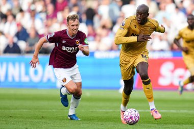 Kristal Saray 'dan Jean-Philippe Mateta, Premier League maçında West Ham United' ın Londra Stadyumu, Londra, İngiltere 'deki Crystal Palace' a karşı oynadığı maçta West Ham United 'dan James Ward-Prowse' un baskısıyla top üzerinde. 