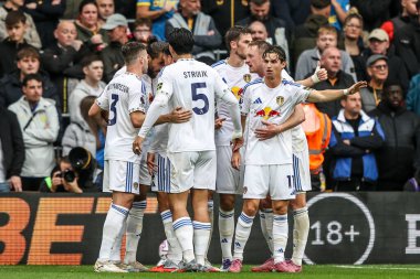 Leeds United takımından Dominic Calvert-Lewin, 20 Eylül 2025 'te İngiltere' nin Molineux kentinde oynanan Premier League maçında Wolverhampton Wanderers - Leeds United maçında 1-1 kazanma golünü kutluyor.