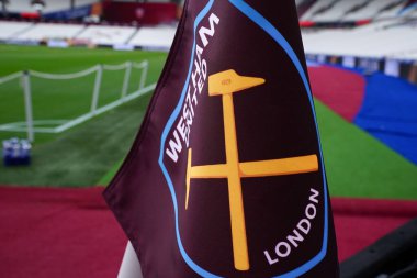 Premier Lig karşılaşması öncesinde West Ham United 'ın Londra Stadyumu' ndaki Crystal Palace 'a karşı 20 Eylül 2025 tarihli Premier Lig karşılaşmasında West Hams köşe bayrağının yakın görüntüsü 