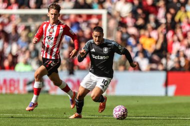 Aston Villa takımından Emi Buenda, Premier League maçında topu Aston Villa 'ya karşı Stadyum Of Light, Sunderland, İngiltere' de 20 Eylül 2025 'te kırıyor. 