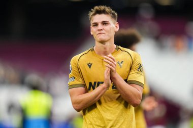 Kristal Saray 'dan Justin Devenny, 20 Eylül 2025' te Londra 'daki Londra Stadyumu' nda oynanan Premier League maçı sonrasında taraftarlarını alkışladı. 