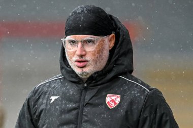Morecambe teknik direktörü Ashvir Singh Johal, 20 Eylül 2025 tarihinde İngiltere 'nin Mazuma Stadyumu' nda oynanan Morecambe-Wealdstone maçında 