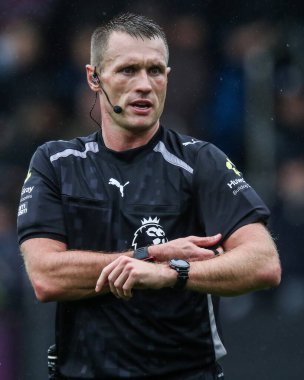 Thomas Bramall Maçı Hakemi Premier Lig maçı sırasında Burnley - Nottingham Forest - Turf Moor, Burnley, İngiltere, 20 Eylül 2025 