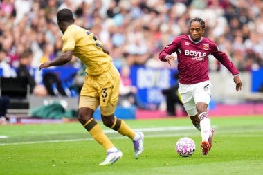 West Ham United takımından Kyle Walker-Peters, Premier League maçı sırasında Londra 'daki Crystal Palace' a karşı 20 Eylül 2025 'te oynanan maçta topa vuruyor. 