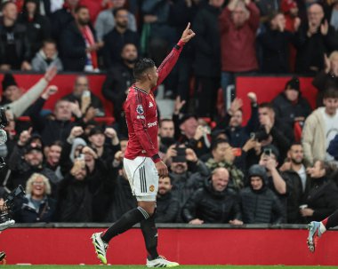 Manchester United takımından Casemiro, Manchester United 'ın 20 Eylül 2025 tarihinde Old Trafford, Manchester, İngiltere' de Chelsea 'ye karşı oynadığı Premier League maçında 2-0' lık galibiyet golünü kutluyor. 