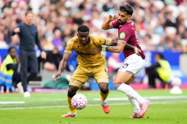 Crystal Palace 'dan Marc Guehi ve West Ham United' dan Lucas Paqueta Premier League maçı sırasında Londra Stadyumu 'nda 20 Eylül 2025 tarihinde karşı karşıya geldiler. 