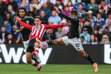 Sunderland 'dan Chris Rigg ve Aston Villa' dan Emi Buenda Premier Lig karşılaşmasında Sunderland - Aston Villa Stadyumu, Sunderland, İngiltere, 20 Eylül 2025 