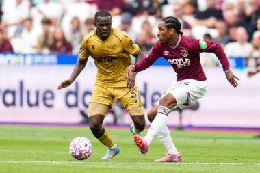West Ham United takımından Kyle Walker-Peters, 20 Eylül 2025 'te Londra' daki Londra Stadyumu 'nda oynanan Premier League maçında Crystal Palace' a karşı West Ham United maçında Crystal Palace 'ın baskısı altında pas attı. 