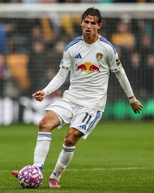 Leeds United takımından Brenden Aaronson Premier Lig maçında Wolverhampton Wanderers, Leeds United 'a karşı Molineux, Wolverhampton, İngiltere, 20 Eylül 2025 