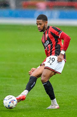 Morecambe 'den Elijah Dixon-Bonner, 20 Eylül 2025 tarihinde İngiltere' nin Morecambe kentindeki Mazuma Stadyumu 'nda oynanan Morecambe vs Wealdstone maçında Queens Park Rangers' tan ebeveynler kulübüne kiralandı. 