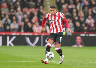 Sheffield United takımından Ben Godfrey, Sheffield Lane, Sheffield, İngiltere 'de 20 Eylül 2025 tarihinde Sheffield United ve Charlton Athletic maçında topu aldı. 