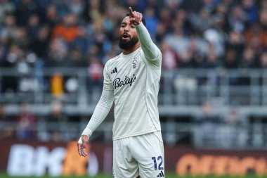 Nottingham Ormanı 'ndan Douglas Luiz, Premier Lig maçında talimatları veriyor Burnley, Burnley Ormanı' na karşı Turf Moor, Burnley, İngiltere, 20 Eylül 2025 