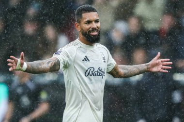 Nottingham Ormanı 'ndan Douglas Luiz, Premier Lig maçında talimatları veriyor Burnley, Burnley Ormanı' na karşı Turf Moor, Burnley, İngiltere, 20 Eylül 2025 