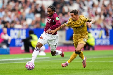 West Ham United 'dan Kyle Walker-Peters ve Crystal Palace' dan Yeremy Pino Premier League maçı sırasında Londra Stadyumu 'nda 20 Eylül 2025 tarihinde karşı karşıya geldiler. 