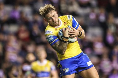 Chris Hankinson of Leeds Rhinos jumps up to win high ball from Bevan French of Wigan Warriors during the Betfred Super League round 27 match Wigan Warriors vs Leeds Rhinos at The Brick Community Stadium, Wigan, United Kingdom, 19th September 2025 