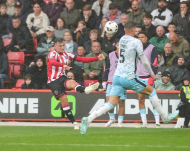 Sheffield United takımından Ben Mee, 20 Eylül 2025 'te Sheffield United ile Charlton Athletic' in oynadığı maçta topu geçiyor. 
