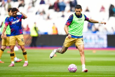 Crystal Palace 'dan Daniel Munoz, 20 Eylül 2025' te Londra 'daki Londra Stadyumu' nda oynanan Premier League maçında West Ham United - Crystal Palace maçında ısınma vuruşu yapıyor. 