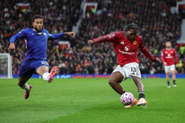 Chelsea 'den Reece James, Manchester United' ın 20 Eylül 2025 'te Old Trafford, Manchester, İngiltere' de Chelsea 'ye karşı oynadığı Premier League maçında Manchester United' dan Patrick Dorgu 'nun önünü kesti.