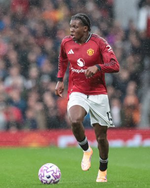 Manchester United takımından Patrick Dorgu, Manchester United ile Chelsea maçında 20 Eylül 2025 'te Old Trafford, Manchester, İngiltere' de oynanan karşılaşmada topa vuruyor.