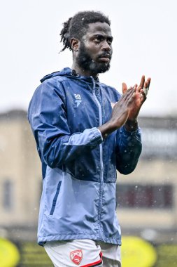 Morecambe 'den Mohammed Sangare, 20 Eylül 2025 tarihinde İngiltere' nin Morecambe kentindeki Mazuma Stadyumu 'nda oynanan Uluslararası Lig karşılaşmasında ev desteğini kabul ediyor. 