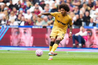 Kristal Saray 'dan Chris Richards, Premier Lig maçı sırasında Londra Stadyumu' ndaki West Ham United-Crystal Palace maçında pas attı. 