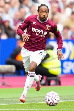 West Ham United takımından Kyle Walker-Peters, Premier League maçı sırasında Londra 'daki Crystal Palace' a karşı 20 Eylül 2025 'te oynanan maçta topa vuruyor. 