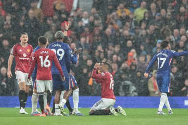 Manchester United 'ın 20 Eylül 2025' te Old Trafford, Manchester, İngiltere 'de oynanan Premier League karşılaşmasında Peter Bankes ikinci sarı madalyasını alarak Casemiro' yu gönderdi.