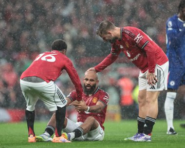 Manchester United takımından Noussair Mazraoui, 20 Eylül 2025 'te Manchester United' ın Chelsea 'ye karşı oynadığı Premier Lig karşılaşmasında Chelsea' li Robert Sanchez 'in faul yapması üzerine ayağa kalktı. 