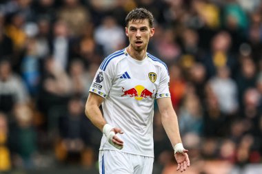 Leeds United takımından Anton Stach, 20 Eylül 2025 tarihinde Wolverhampton Wanderers ile Leeds United maçında Molineux, Wolverhampton, İngiltere 'de karşılaştı.