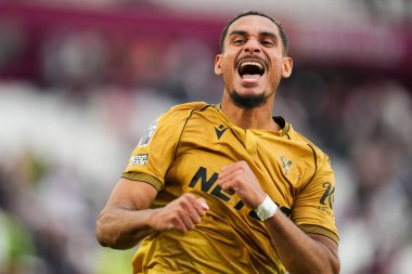 Crystal Palace 'dan Maxence Lacroix, 20 Eylül 2025' te Londra 'daki Londra Stadyumu' nda oynanan West Ham United - Crystal Palace maçı sonrasında taraftarlarıyla zaferi kutluyor. 