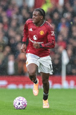 Manchester United takımından Patrick Dorgu, Manchester United ile Chelsea maçında 20 Eylül 2025 'te Old Trafford, Manchester, İngiltere' de oynanan karşılaşmada topa vuruyor. 