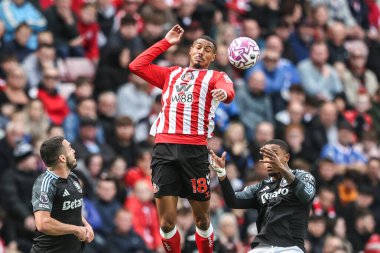 Sunderland 'dan Wilson Isidor, 20 Eylül 2025' te İngiltere 'nin Sunderland kentinde oynanan Premier League maçında Sunderland-Aston Villa maçında yüksek topu kazanmak için sıçradı.