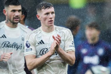 Nottingham Ormanı 'ndan Elliot Anderson, Premier League maçı Burnley - Nottingham Forest maçının ardından 20 Eylül 2025' te Burnley, İngiltere 'deki Turf Moor' da tam zamanlı ıslık çaldıktan sonra taraftarlarını alkışladı.