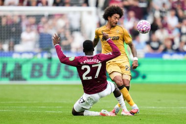 West Ham United takımından Soungoutou Magassa, 20 Eylül 2025 'te Londra' daki Londra Stadyumu 'nda oynanan Premier League maçı sırasında Crystal Palace' dan Chris Richards 'ın üzerinden topu kazanmaya çalıştı. 