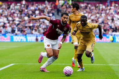 West Ham United 'dan Lucas Paqueta ve Crystal Palace' dan Tyrick Mitchell Premier League maçı sırasında 20 Eylül 2025 'te Londra Stadyumu' nda West Ham United, Crystal Palace 'a karşı. 