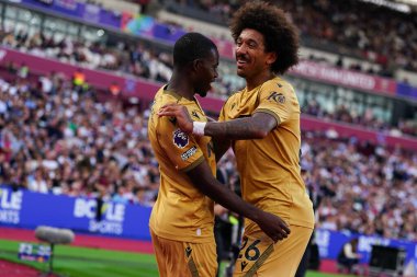Crystal Palace 'dan Chris Richards ve Crystal Palace' dan Tyrick Mitchell, 20 Eylül 2025 'te Londra Stadyumu' nda oynanan Premier League maçında 1-2 'lik galibiyet golünü kutluyorlar. 