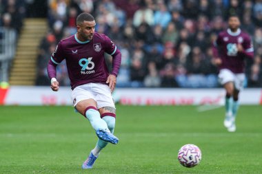 Burnley 'den Kyle Walker Premier Lig maçında topu ayaklarının dibine aldı Burnley - Nottingham Forest - Turf Moor, Burnley, Birleşik Krallık, 20 Eylül 2025 