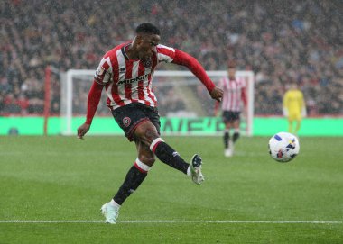 Sheffield United takımından Chiedozie Ogbene 20 Eylül 2025 'te Bramall Lane, Sheffield, İngiltere' de Sheffield United ve Charlton Athletic maçında topu geçiyor.