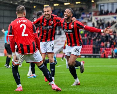 Morecambe 'den Elijah Dixon-Bonner, Ocak 2026' ya kadar Queens Park Rangers 'ta forma giyerken, Morecambe' den Jake Cain ve takım arkadaşlarıyla, Morecambe 'nin Wealdstone' a karşı oynadığı Ulusal Lig maçında gol attıktan sonra kutluyor.  