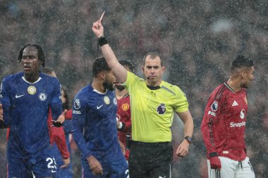 Peter Bankes Premier Lig karşılaşmasında Chelsea 'den Robert Sanchez' i Old Trafford, Manchester, İngiltere 'de Manchester United ile Chelsea maçına gönderiyor.