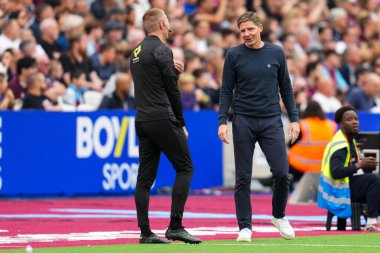 20 Eylül 2025 'te Londra Stadyumu' nda oynanan Premier League maçı sırasında resmi Michael Salsbury 'ye konuşan Oliver Glasner' ın menajeri 