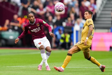 West Ham United takımından Kyle Walker-Peters, 20 Eylül 2025 'te Londra' daki Londra Stadyumu 'nda oynanan Premier League maçında ileri bir top oynadı. 