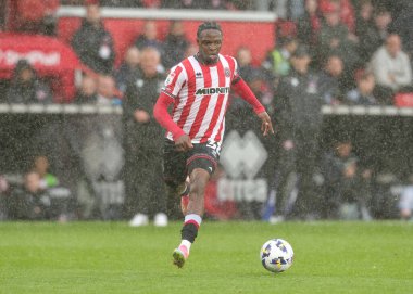 Sheffield United takımından Femi Seriki 20 Eylül 2025 'te Bramall Lane, Sheffield, İngiltere' de Sheffield United 'a karşı Charlton Athletic maçında topa vuruyor.