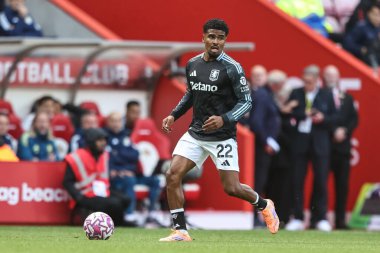 Aston Villa takımından Ian Maatsen, 20 Eylül 2025 'te İngiltere' nin Sunderland-Aston Villa Stadyumu 'nda Premier League maçında topu aldı. 