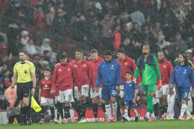 Manchester United takımının kaptanları Bruno Fernandes ve Chelsea 'den Reece James Premier League maçında Manchester United ile Chelsea maçında 20 Eylül 2025' te Old Trafford, Manchester, İngiltere 'de takımlarını çıkardılar.